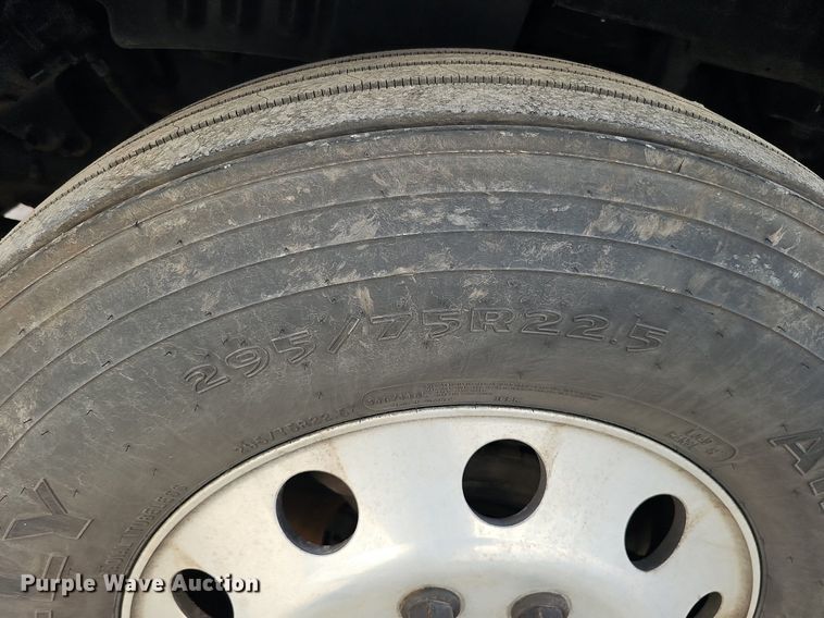 image for item DQ8697 2016 Peterbilt 579 semi truck