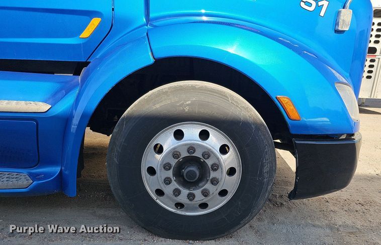 image for item DQ8697 2016 Peterbilt 579 semi truck