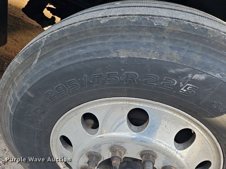 image for item DQ8697 2016 Peterbilt 579 semi truck