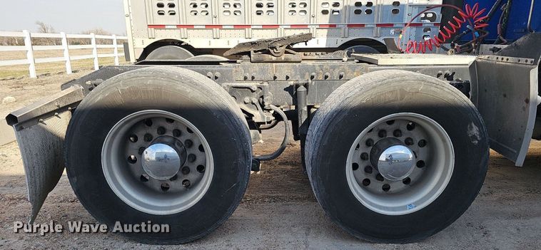image for item DQ8697 2016 Peterbilt 579 semi truck