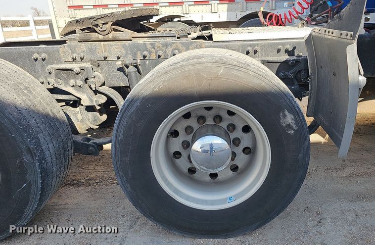 image for item DQ8697 2016 Peterbilt 579 semi truck