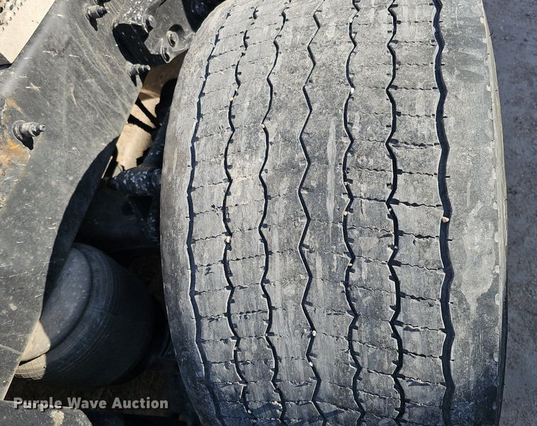 image for item DQ8697 2016 Peterbilt 579 semi truck