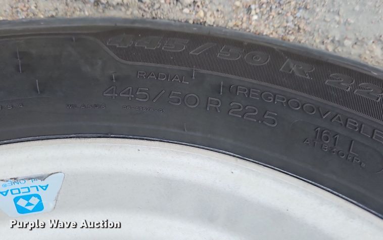 image for item DQ8697 2016 Peterbilt 579 semi truck