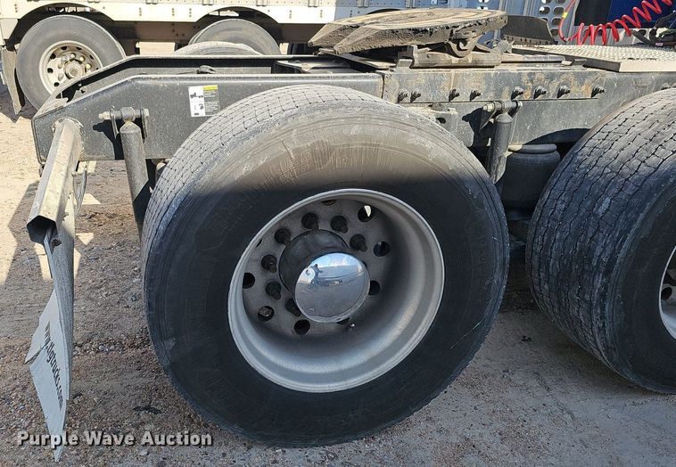 image for item DQ8697 2016 Peterbilt 579 semi truck