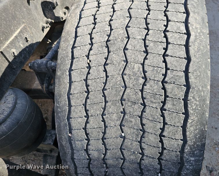 image for item DQ8697 2016 Peterbilt 579 semi truck