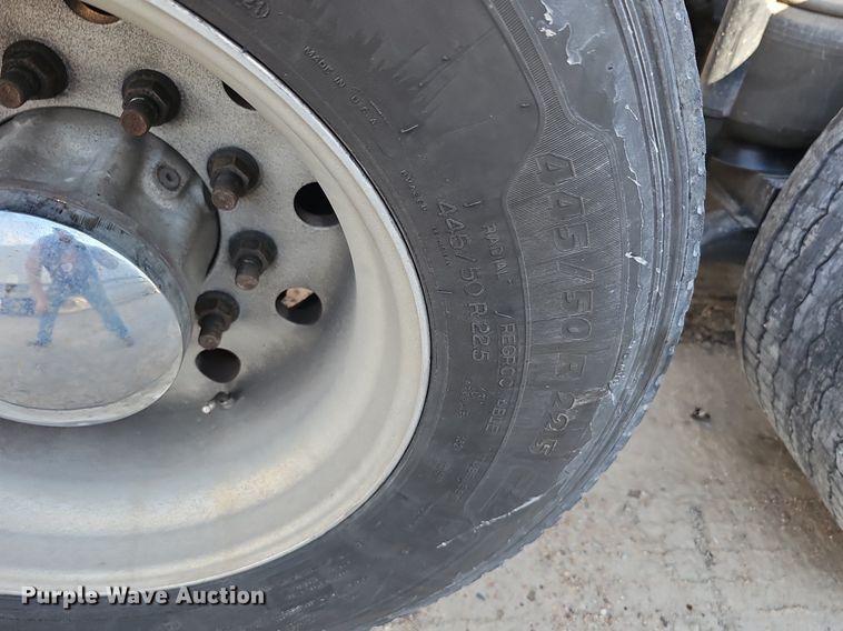 image for item DQ8697 2016 Peterbilt 579 semi truck