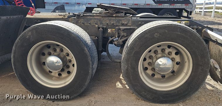 image for item DQ8697 2016 Peterbilt 579 semi truck