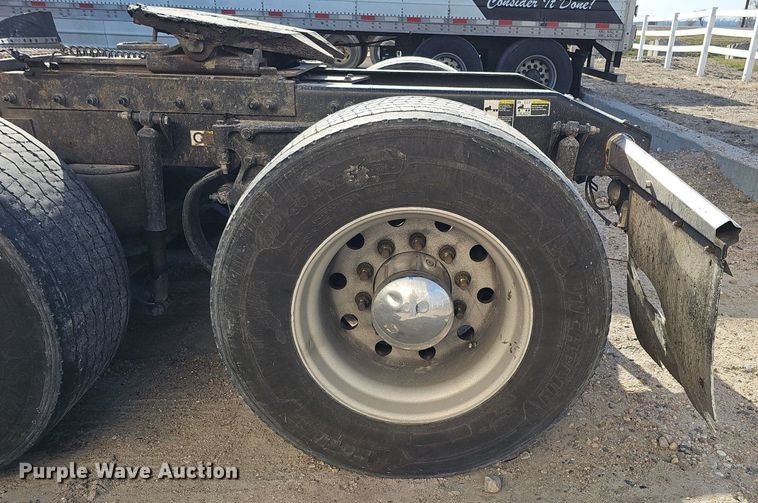 image for item DQ8697 2016 Peterbilt 579 semi truck