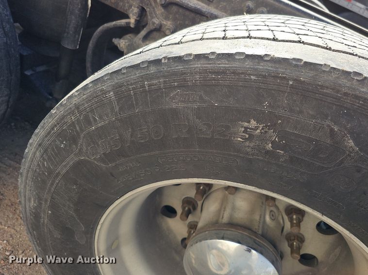 image for item DQ8697 2016 Peterbilt 579 semi truck