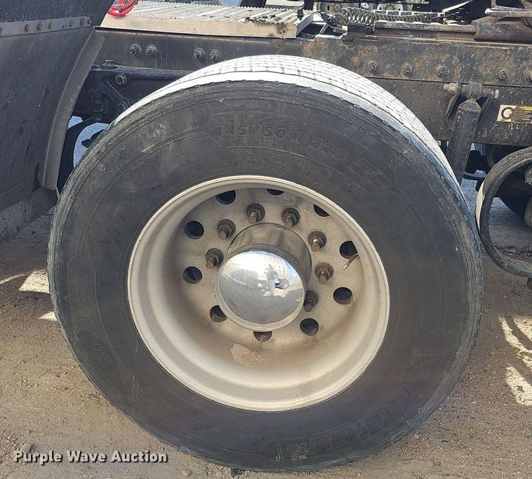 image for item DQ8697 2016 Peterbilt 579 semi truck