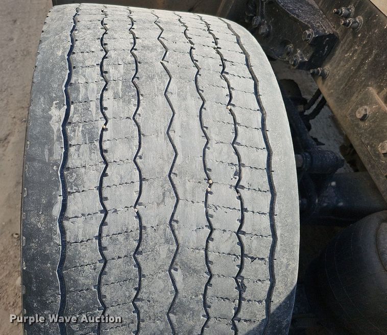 image for item DQ8697 2016 Peterbilt 579 semi truck