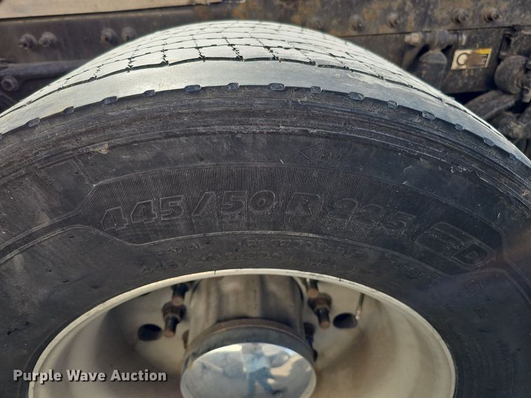 image for item DQ8697 2016 Peterbilt 579 semi truck