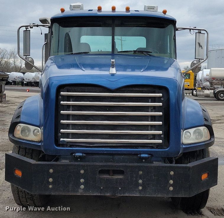 image for item DR7972 2006 Mack CT713 truck cab and chassis