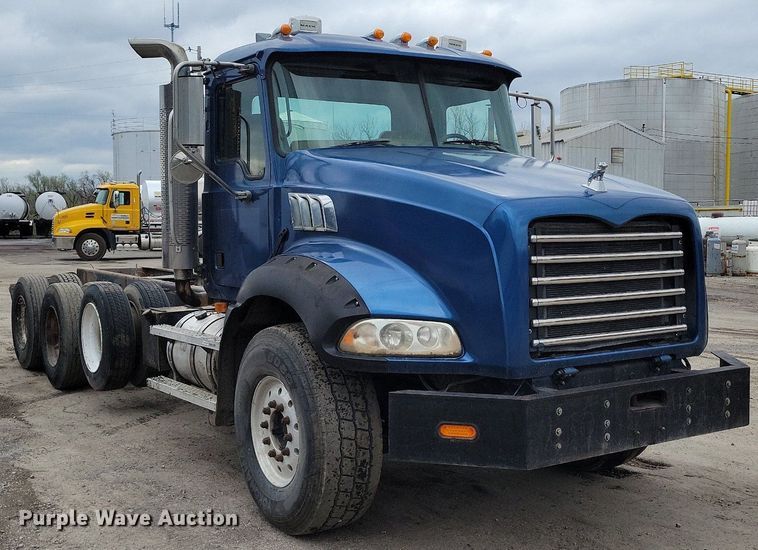 image for item DR7972 2006 Mack CT713 truck cab and chassis