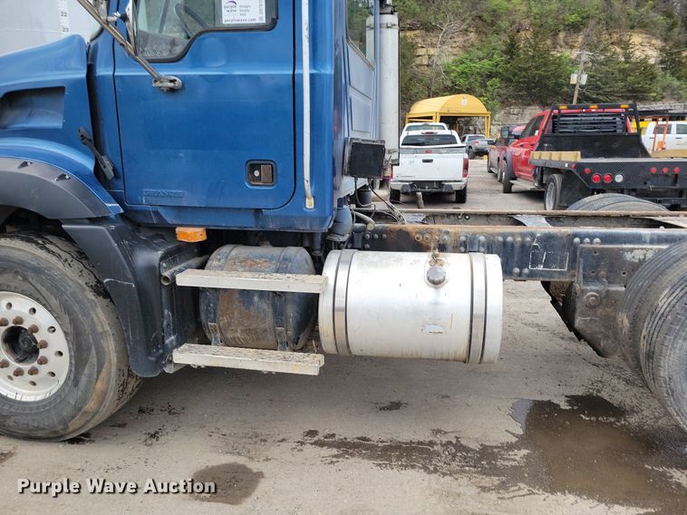 image for item DR7972 2006 Mack CT713 truck cab and chassis