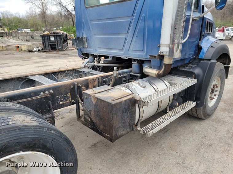 image for item DR7972 2006 Mack CT713 truck cab and chassis