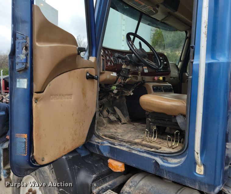 image for item DR7972 2006 Mack CT713 truck cab and chassis