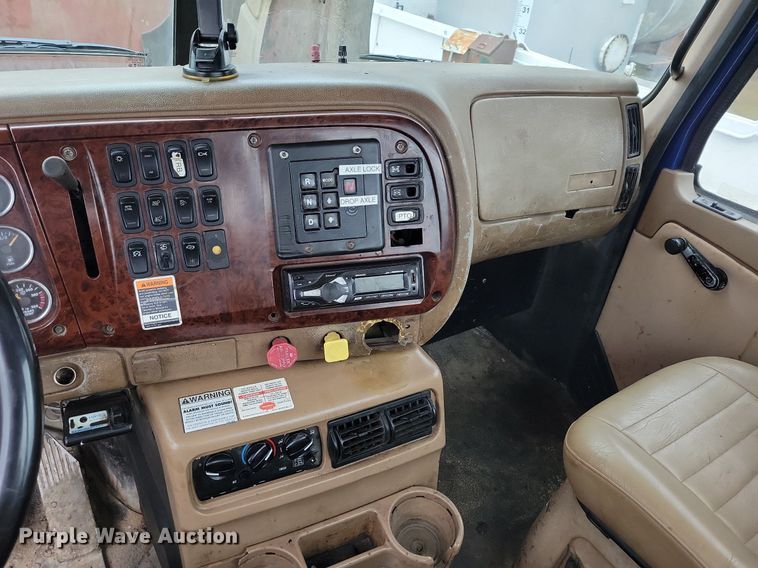 image for item DR7972 2006 Mack CT713 truck cab and chassis