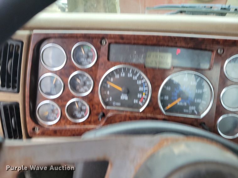 image for item DR7972 2006 Mack CT713 truck cab and chassis