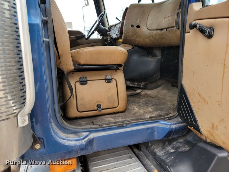 image for item DR7972 2006 Mack CT713 truck cab and chassis