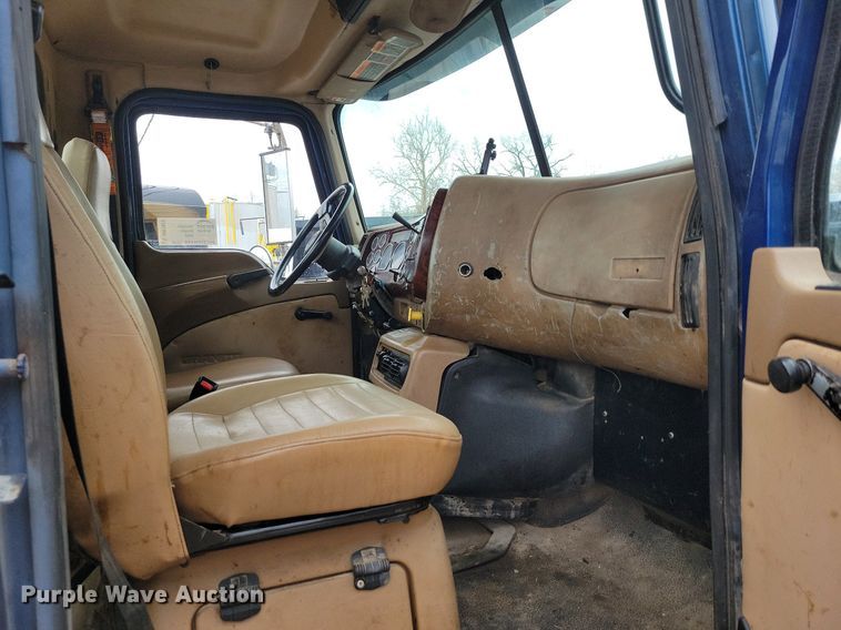 image for item DR7972 2006 Mack CT713 truck cab and chassis