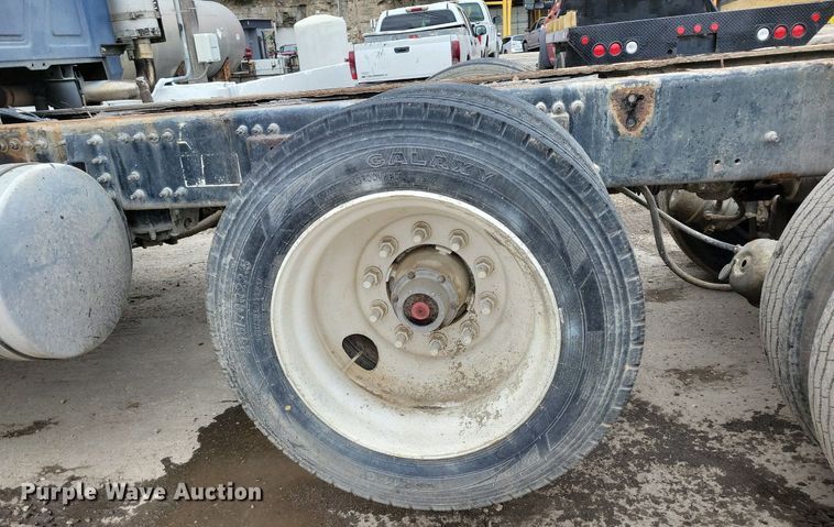 image for item DR7972 2006 Mack CT713 truck cab and chassis