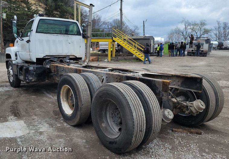 image for item DR7973 1998 GMC C8500 truck cab and chassis