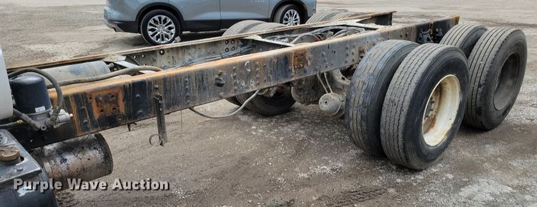 image for item DR7973 1998 GMC C8500 truck cab and chassis