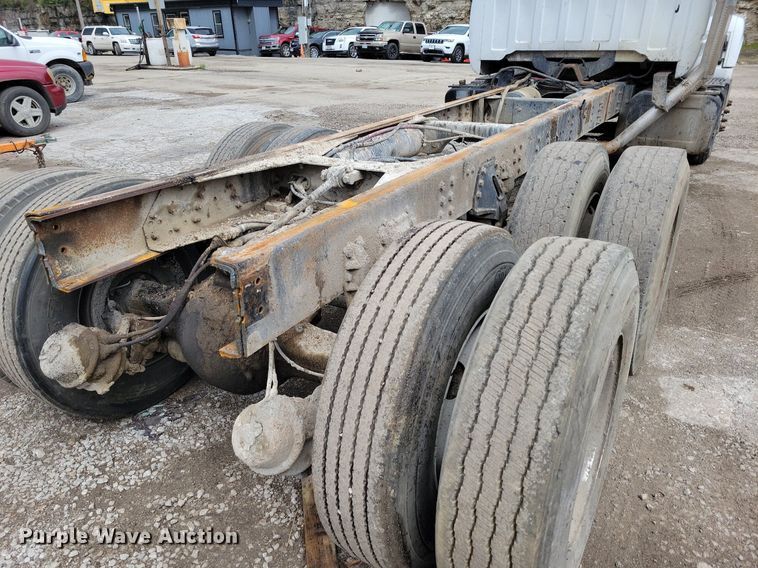 image for item DR7973 1998 GMC C8500 truck cab and chassis