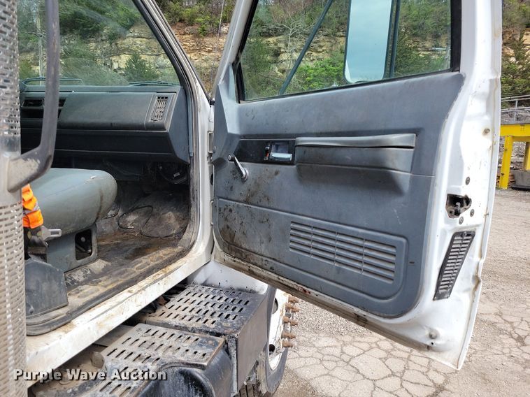 image for item DR7973 1998 GMC C8500 truck cab and chassis