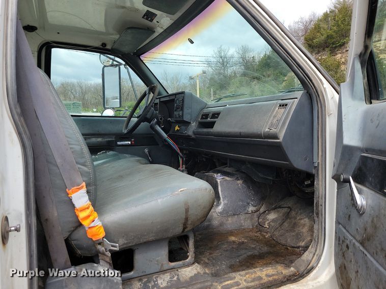 image for item DR7973 1998 GMC C8500 truck cab and chassis