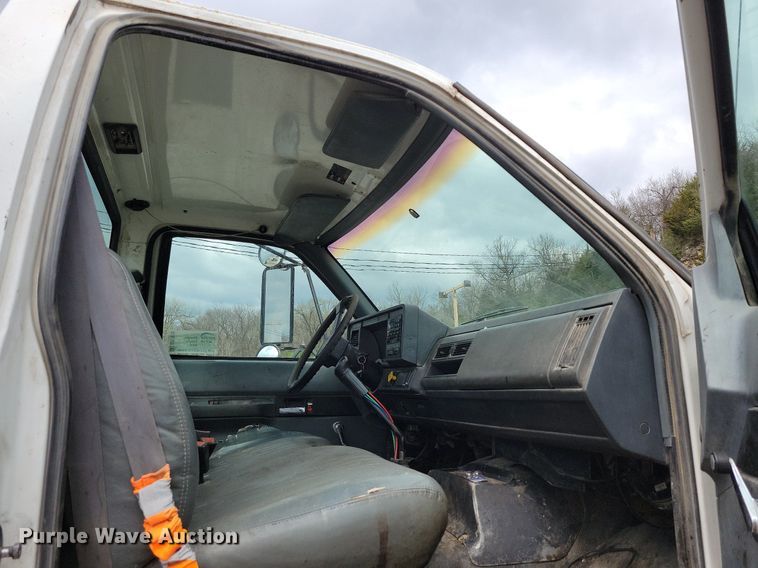 image for item DR7973 1998 GMC C8500 truck cab and chassis