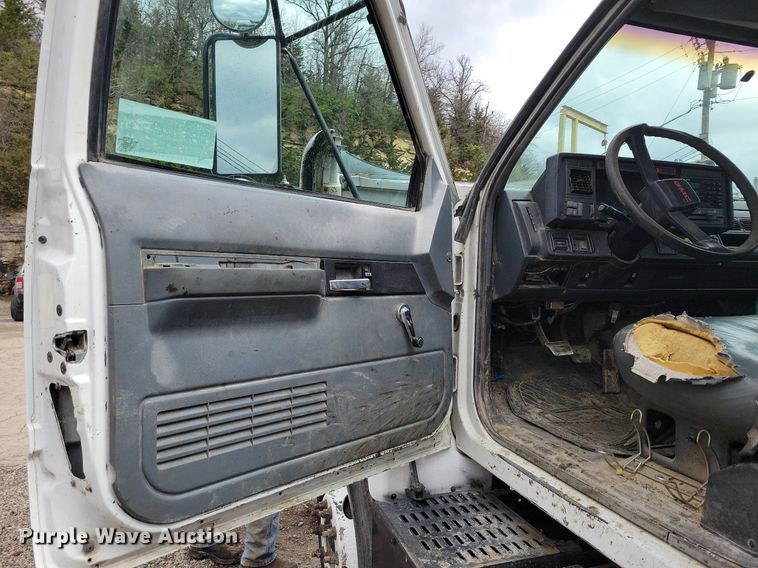 image for item DR7973 1998 GMC C8500 truck cab and chassis