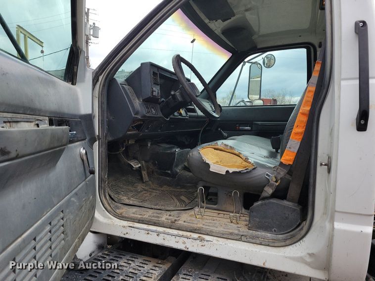 image for item DR7973 1998 GMC C8500 truck cab and chassis