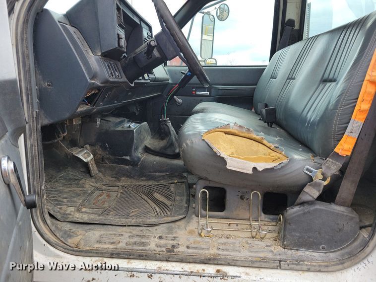 image for item DR7973 1998 GMC C8500 truck cab and chassis