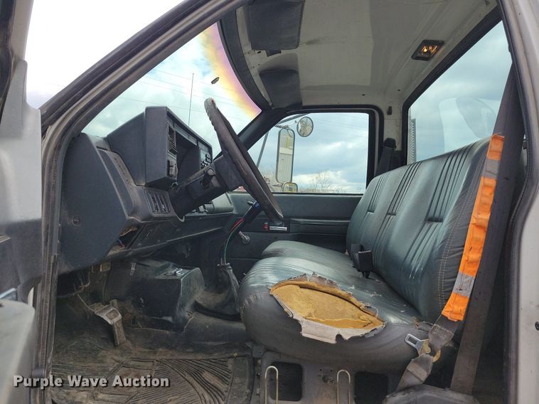 image for item DR7973 1998 GMC C8500 truck cab and chassis