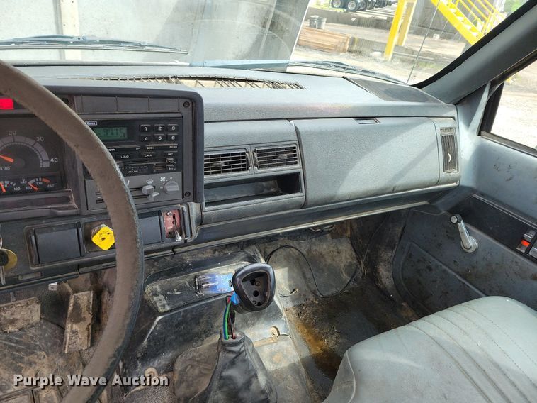 image for item DR7973 1998 GMC C8500 truck cab and chassis