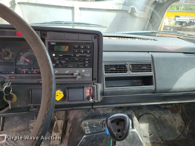 image for item DR7973 1998 GMC C8500 truck cab and chassis