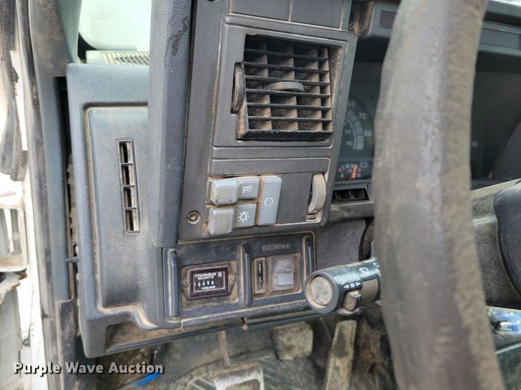 image for item DR7973 1998 GMC C8500 truck cab and chassis