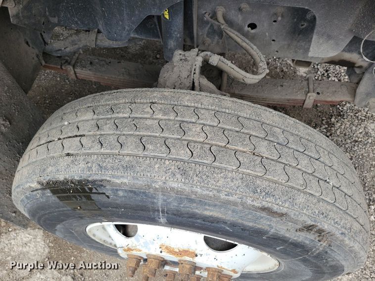 image for item DR7973 1998 GMC C8500 truck cab and chassis