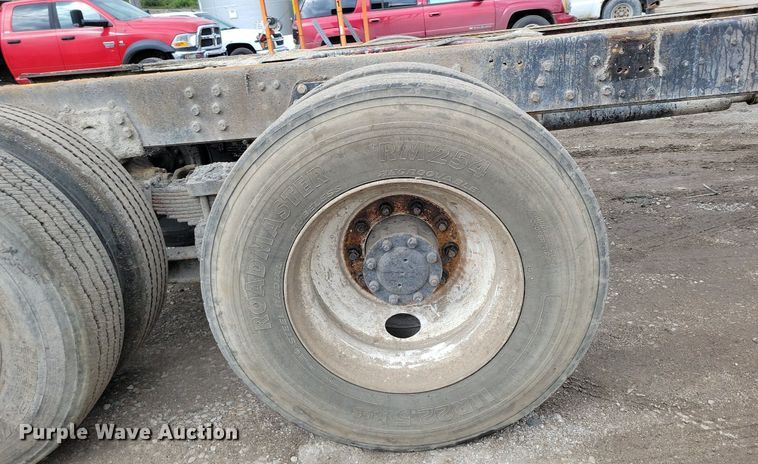 image for item DR7973 1998 GMC C8500 truck cab and chassis