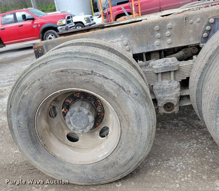 image for item DR7973 1998 GMC C8500 truck cab and chassis