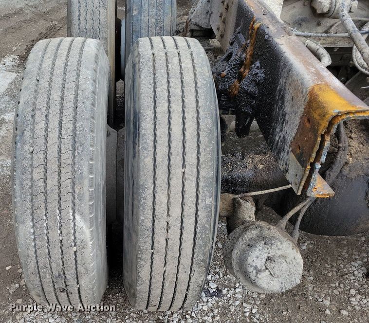 image for item DR7973 1998 GMC C8500 truck cab and chassis