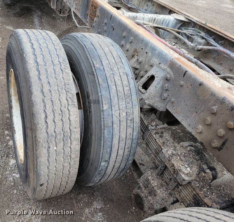 image for item DR7973 1998 GMC C8500 truck cab and chassis