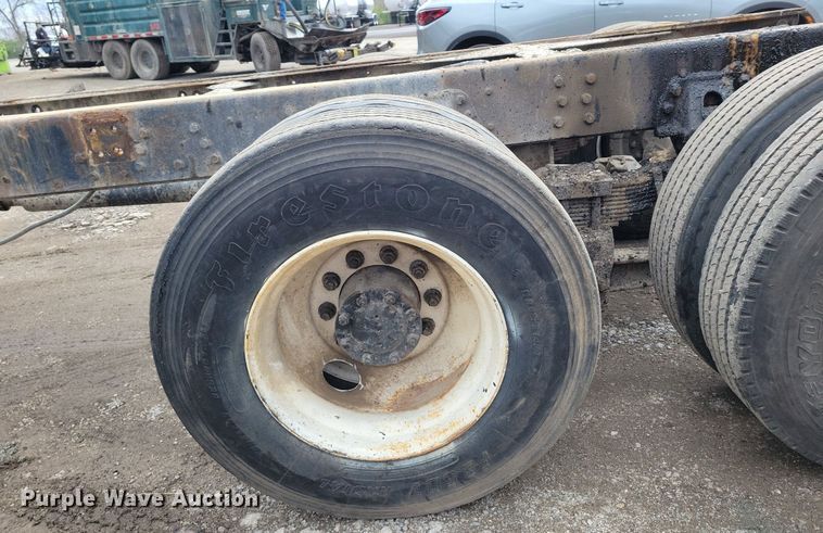 image for item DR7973 1998 GMC C8500 truck cab and chassis