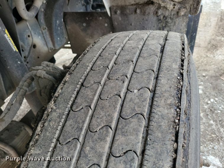 image for item DR7973 1998 GMC C8500 truck cab and chassis