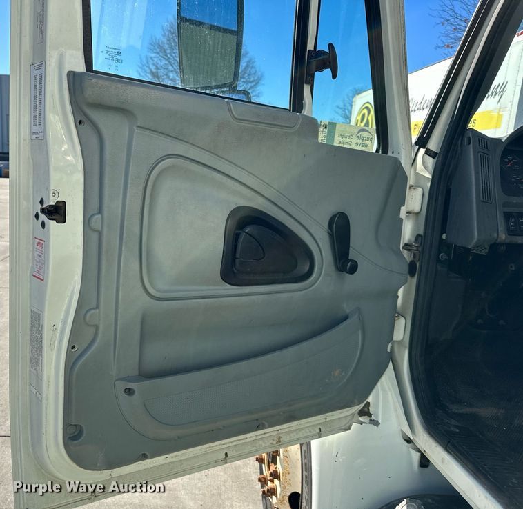 image for item DW2949 2006 International 4200 box truck