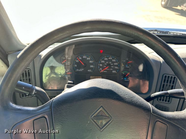 image for item DW2949 2006 International 4200 box truck