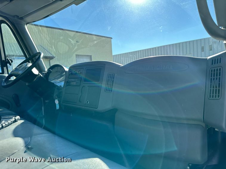 image for item DW2949 2006 International 4200 box truck