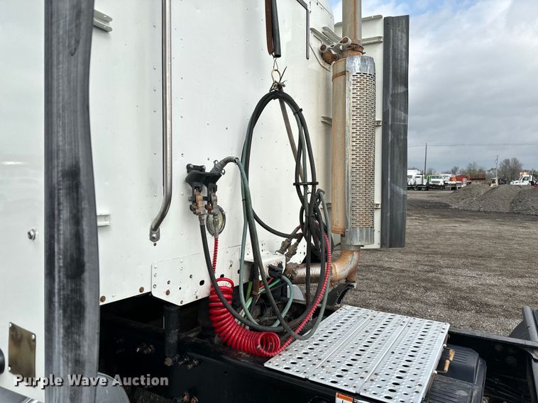 image for item EG1311 2006 Freightliner Century Class semi truck